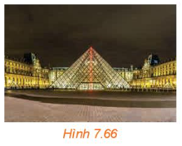 Tháp lớn tại Bảo tàng Louvre ở Paris (H.7.66) (với kết cấu kinh và kim loại) có dạng hình chóp với đây là hình vuông có cạnh bằng 34 m,