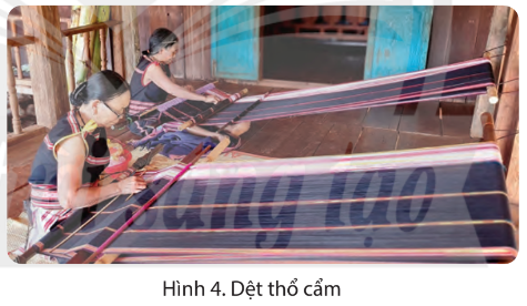 Quan sát các hình 3, 4 và đọc thông tin, em hãy cho biết người dân Tây Nguyên thường mặc trang phục bằng chât liệu gì. Màu sắc chủ đạo trong trang phục là những màu nào?