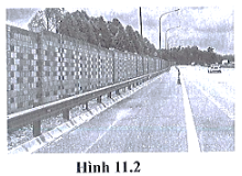 Trên các đoạn đường cao tốc gần khu dân cư thường có các vách ngăn (hình 11.2). Đôi khi, người ta trồng cỏ trên các vách ngăn này. Hãy giải thích ý nghĩa của việc làm này.
