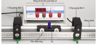 Trong hình 5 trang 9 sách giáo khoa (SGK) Khoa học tự nhiên Cánh Diều, để xác định tốc độ của xe, ngoài khoảng thời gian được đo bằng đồng hồ đo thời gian hiện số và cổng quang điện, đại lượng nào khác cần được đo? Viết công thức để tính tốc độ của xe.