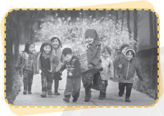 Quan sát hình và viết nội dung mô tả vai trò của ánh sáng đối với đời sống của con người, động vật và thực vật theo nội dung mỗi hình sau.