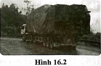 Vì sao những xe ô tô chở khối lượng lớn hàng hóa lại có nhiều bánh xe (hình 16.2)?