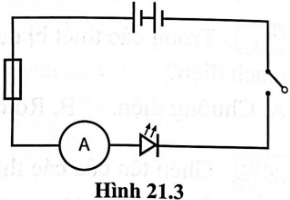 Cho sơ đồ mạch điện như hình 21.3. a) Em hãy nêu tên và số lượng các thiết bị điện trong mạch. b) Đóng công tắc, hãy mô tả hiện tượng diễn ra trong mạch điện.