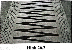 Vì sao trên mặt cầu đường bộ lại có những khe hở như ở hình 26.2?
