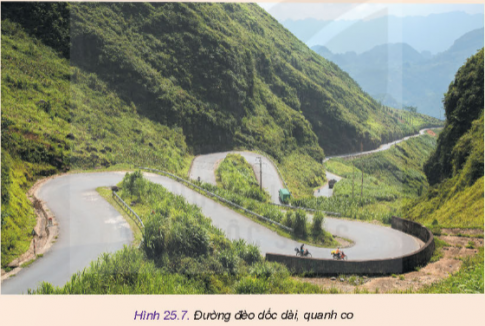 Hãy quan sát điều kiện đường giao thông trong Hình 25.7 và cho biết cần phải điều khiển ô tô như tế nào khi hoạt động trên đoạn đường đó.