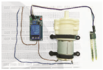 Em hãy nêu công việc và yêu cầu kĩ thuật trong quy trình lắp ráp mạch điện điều khiển sử dụng mô đun cảm biến độ ẩm theo các hình minh họa dưới đây.