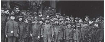 Giả sử em đang tổ chức một buổi triển lãm tư liệu lịch sử về cuộc cách mạng công nghiệp. Em hãy đặt tên và viết chú thích cho bức hình dưới đây để người xem có thể hiểu cụ thể về lịch sử của thời kì cách mạng công nghiệp.