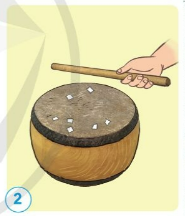 Dự đoán khi gõ trống thì có hiện tượng gì xảy ra với các vụn giấy.