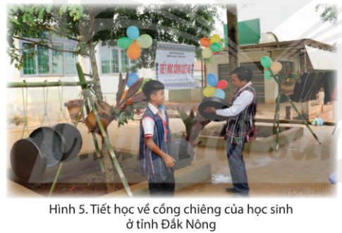 - Chủ nhân của Không gian văn hóa Cồng chiêng Tây Nguyên là những dân tộc nào. - Vai trò của cồng chiêng trong đời sống tinh thần của đồng bào các dân tộc