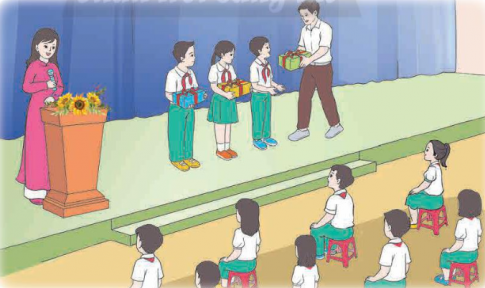 Nghe giới thiệu một số cách tiết kiệm tiền trong ngày Tết. Trao quà cho những bạn có hoàn cảnh khó khăn.